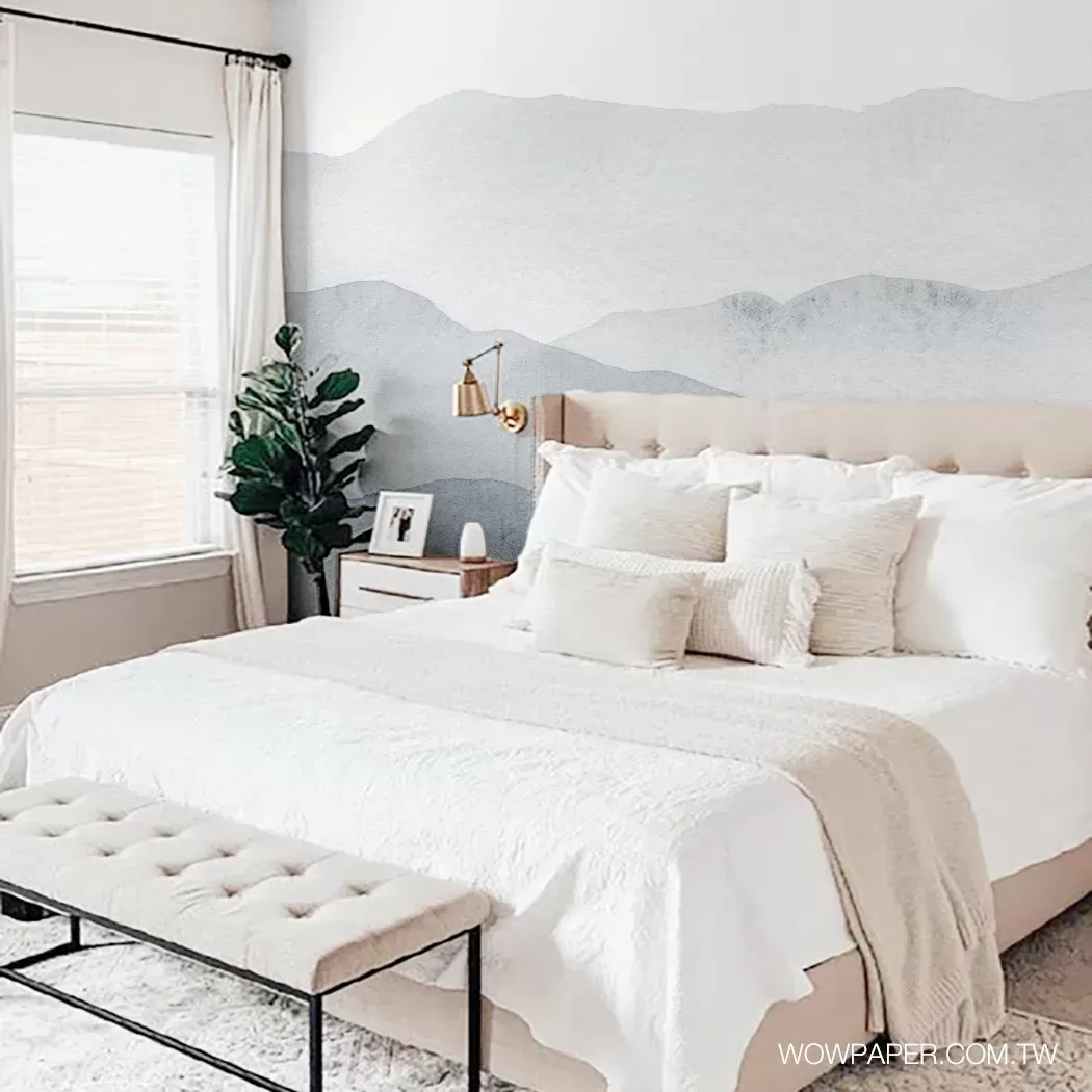 在舒適的歐室寢居中搭配淡雅的水彩層次壁紙